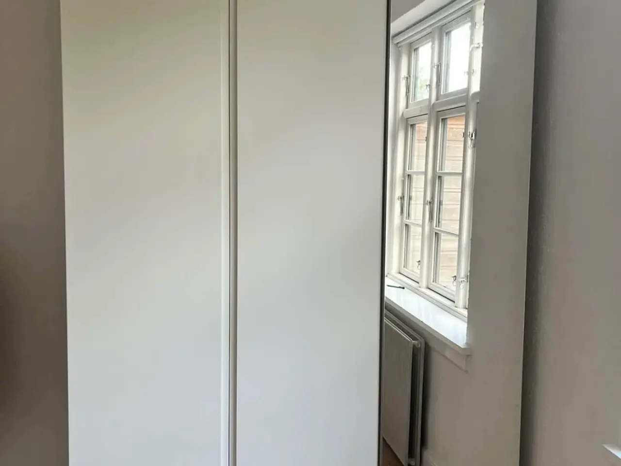 Billede 1 - Pax garderobeskab fra IKEA med Spejllåge