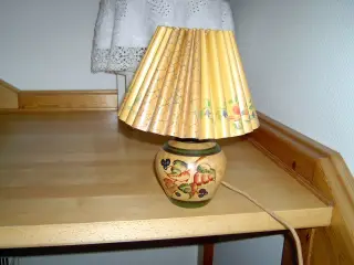 Gammel bordlampe og fad