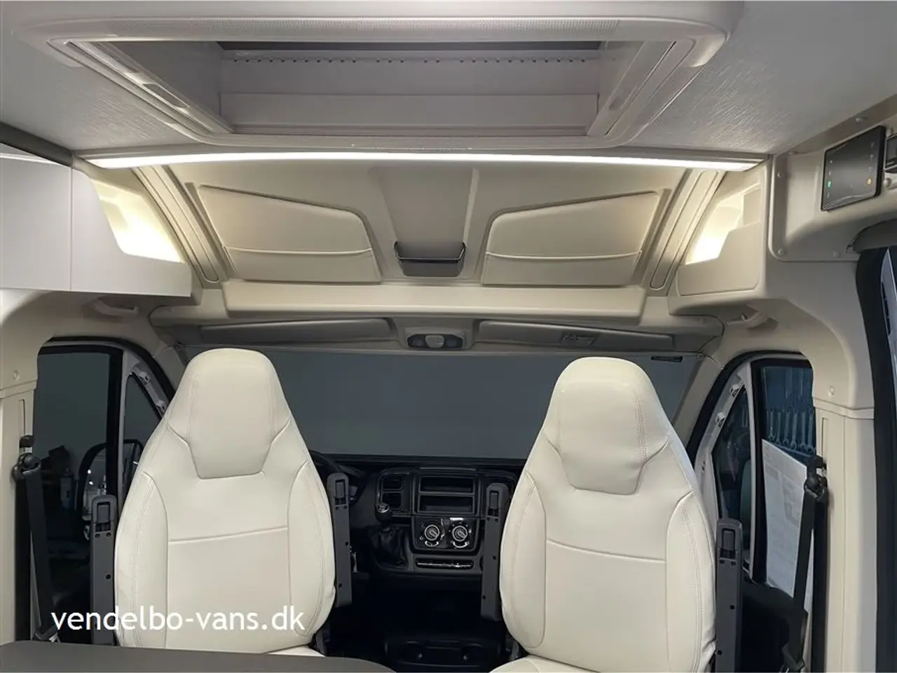 Billede 14 - 2025 - McLouis Menfys Van 03 S-Line Campervan med dobbeltseng UNDER 6 meter