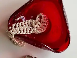 Rød glasskål