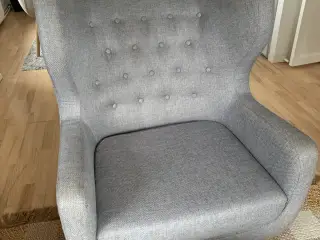 Lænestol i grå stof.