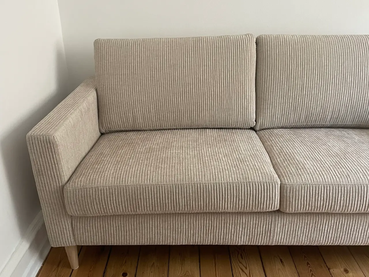 Billede 1 - Sofa 2 1/2 Pers. sandfarvet med egetræsben