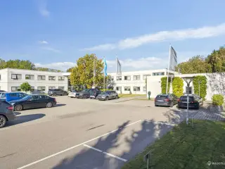 Topmoderne erhvervslejemål i veldrevet flerbrugerejendom