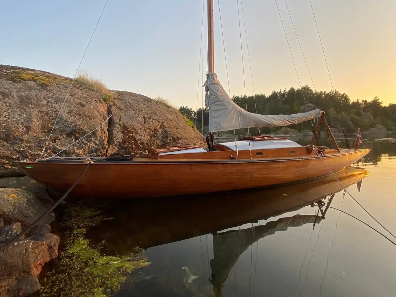 Billede 1 - Flickan – 33 fods skærgårdskrydser i træ gives væk