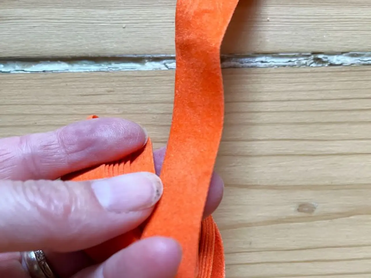 Billede 5 - Orange bånd og sløjfer. 4 forskellige.
