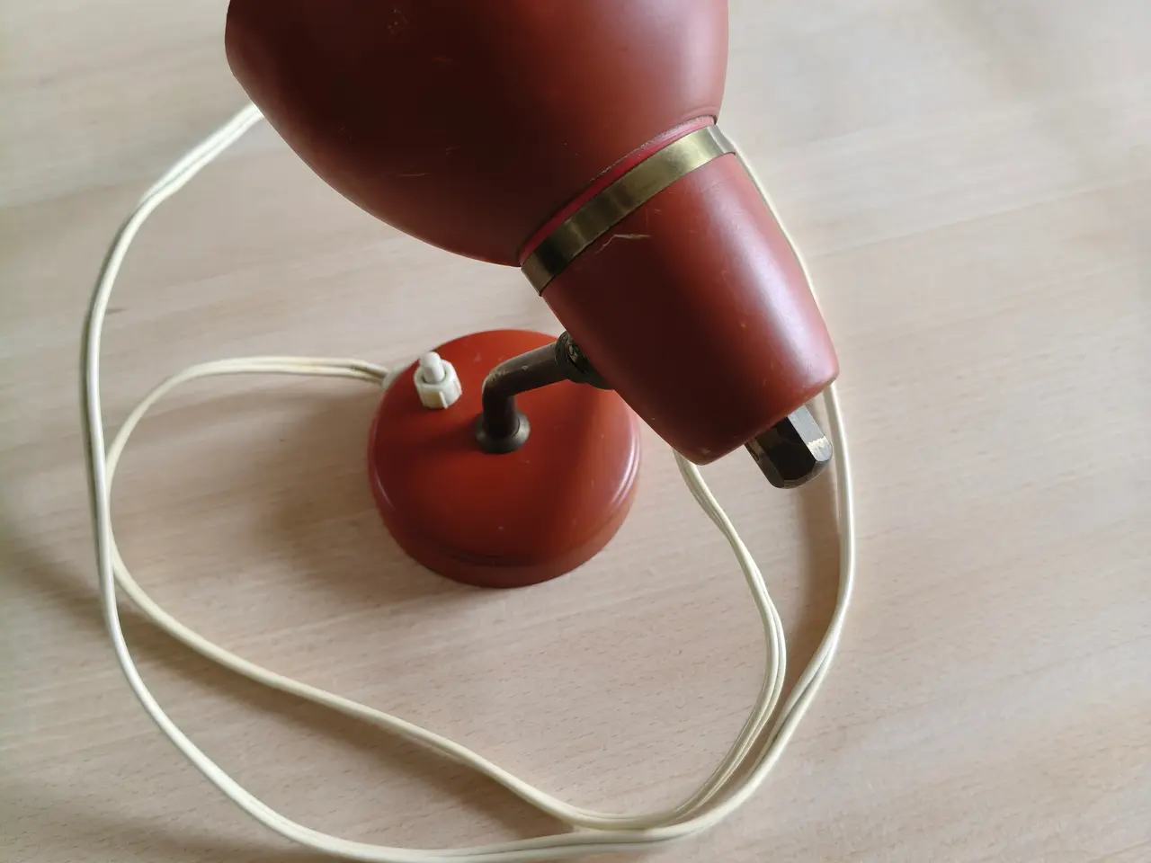 Billede 3 - Antik tomatrød sengelampe med messing fod