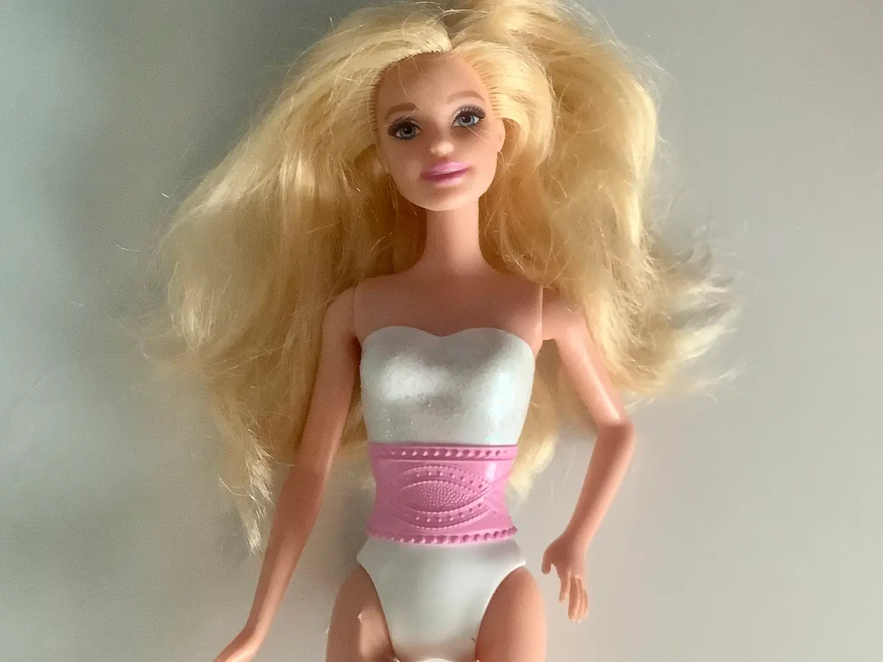 Billede 12 - Barbie med tøj og tasker m.m.