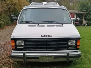 DODGE B250 V8 Hightop