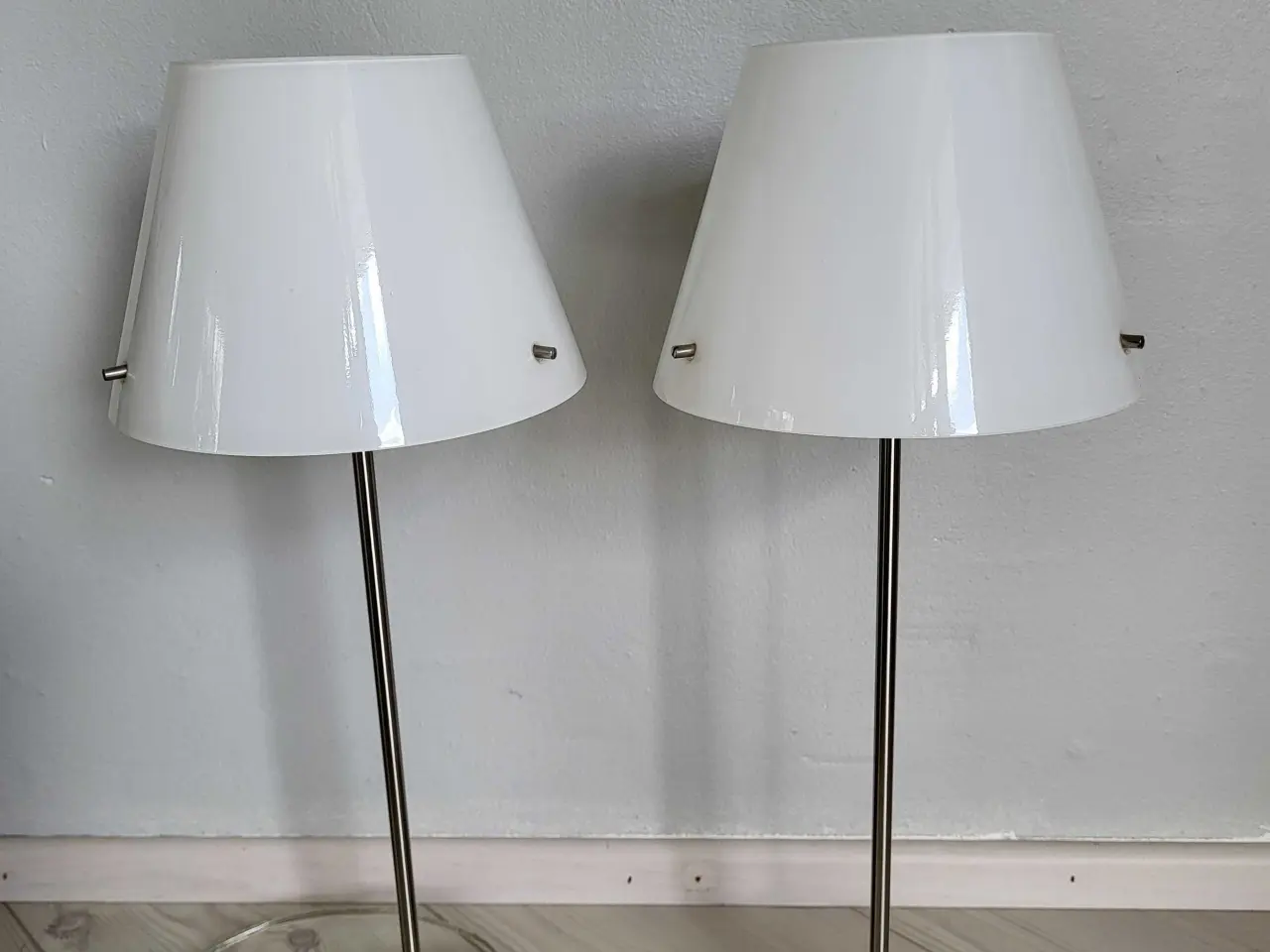 Billede 1 - 2 stk. Herstal bordlamper i hvidt glas..