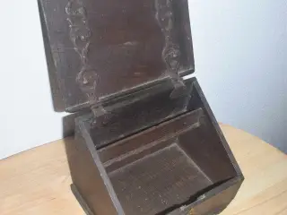 Antikt skriveskrin / rejseskrin. Ca. anno 1790.