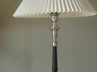 Lene Bjerre bordlampe med Le Klint skærm