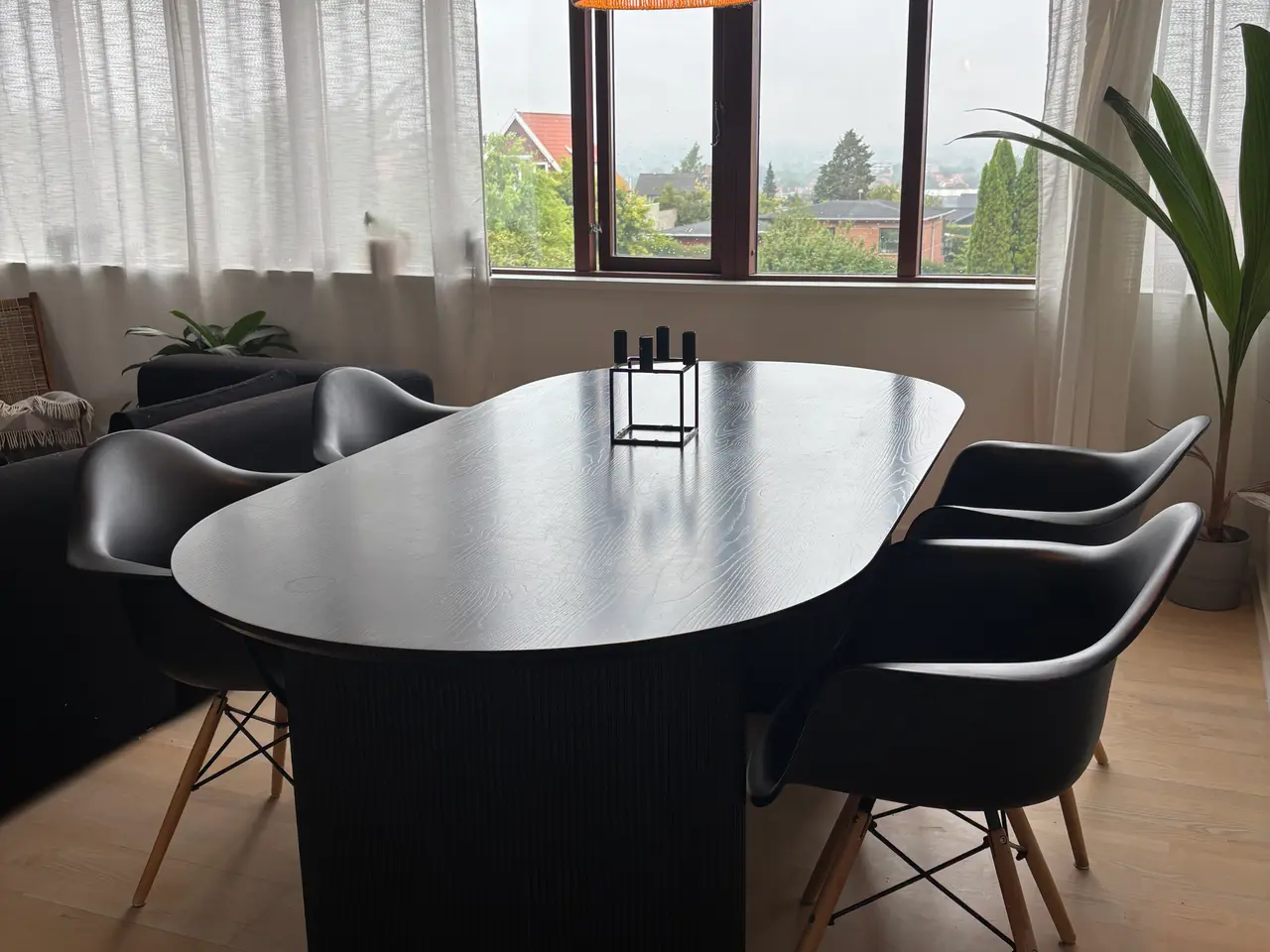 Billede 4 - Sort ovalt Spisebord i træ