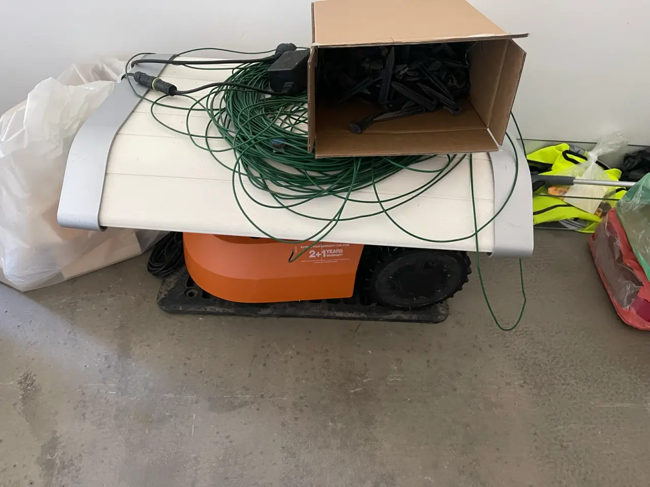Billede 1 - Robotplæneklipper med garage