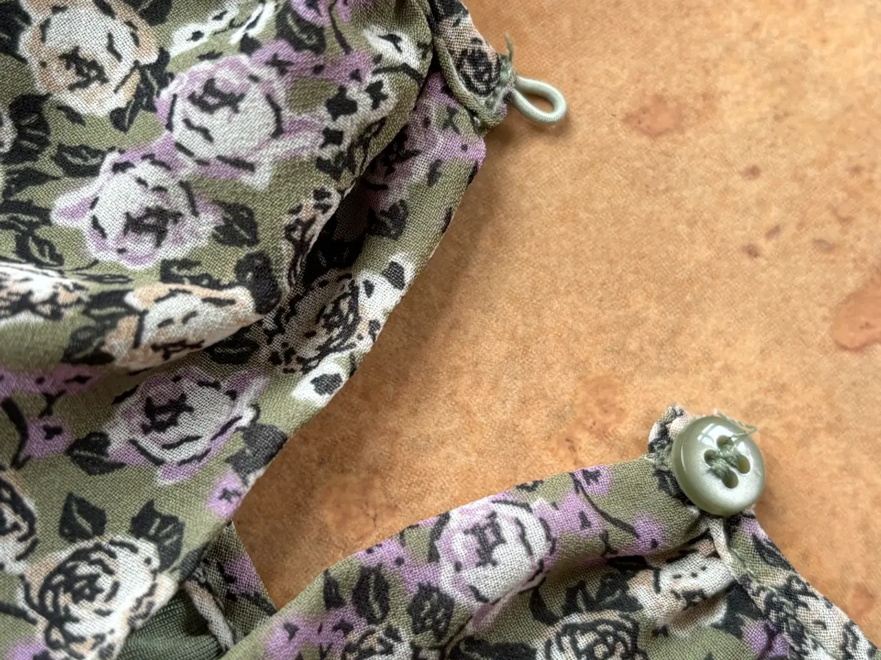 Billede 14 - H&M kjole i polyester, str 152, grøn små blomster