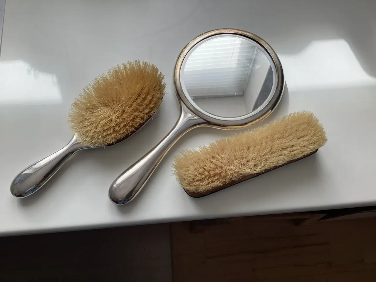 Billede 1 - toiletbordssæt. ( ca 100 år) Spell og hårbørste og