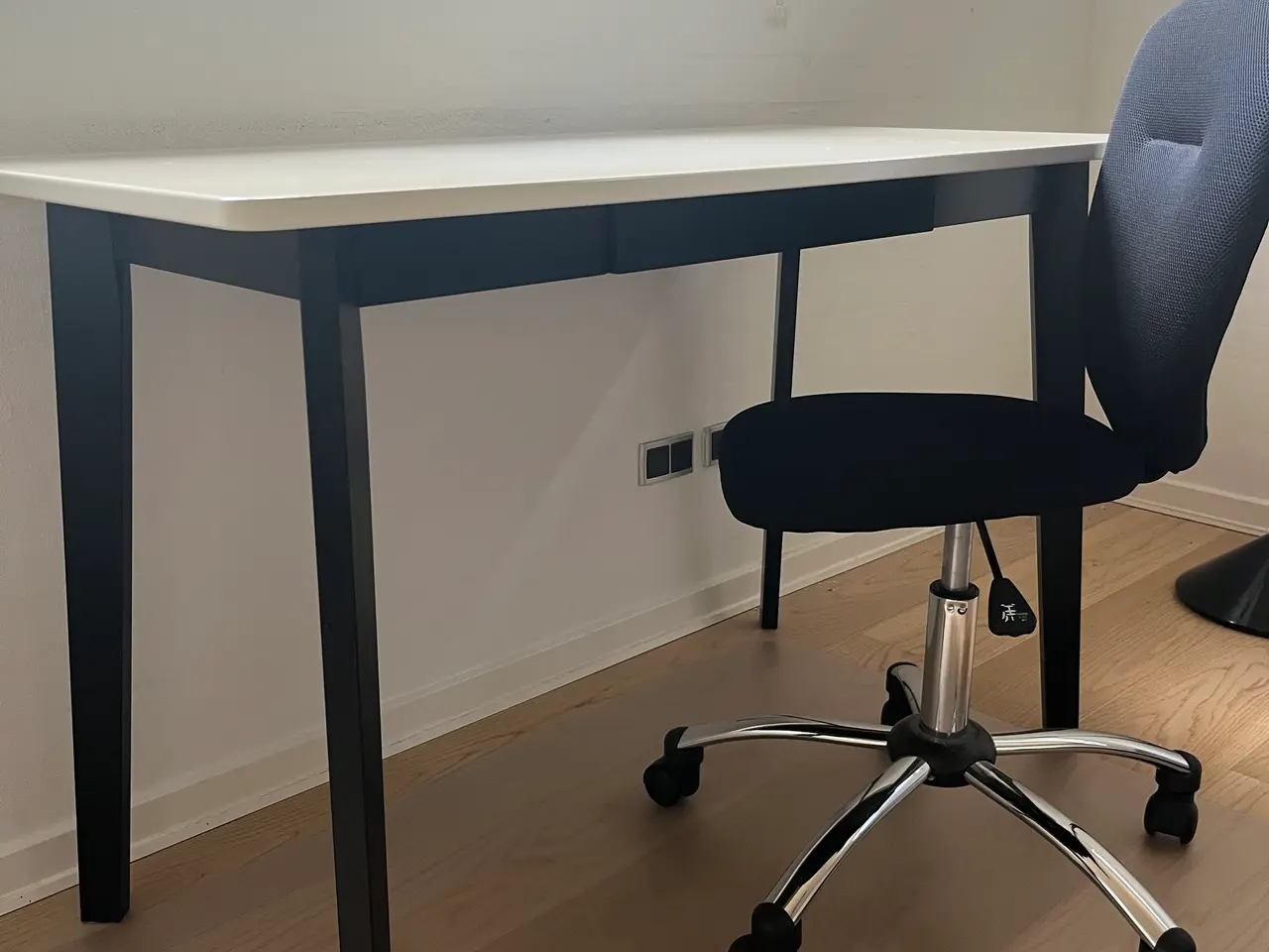 Billede 2 - Skrivebord med skuffe 
