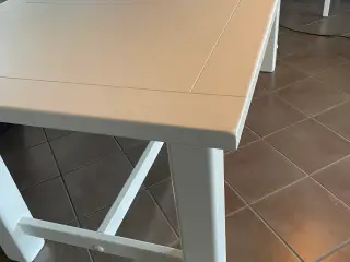 Spisebord i massiv træ lakeret med 5 stole
