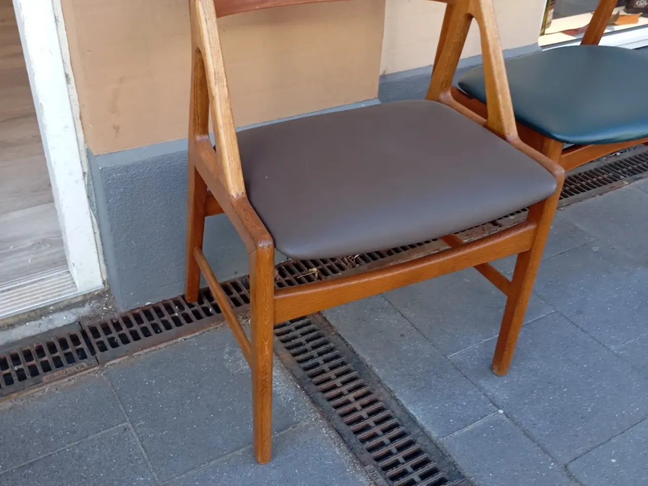 Billede 1 - 4 stk Unikke Henning Kjærnulf stole - Nypolstret.