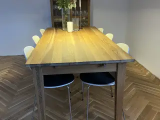 Spisebord i olieret eg