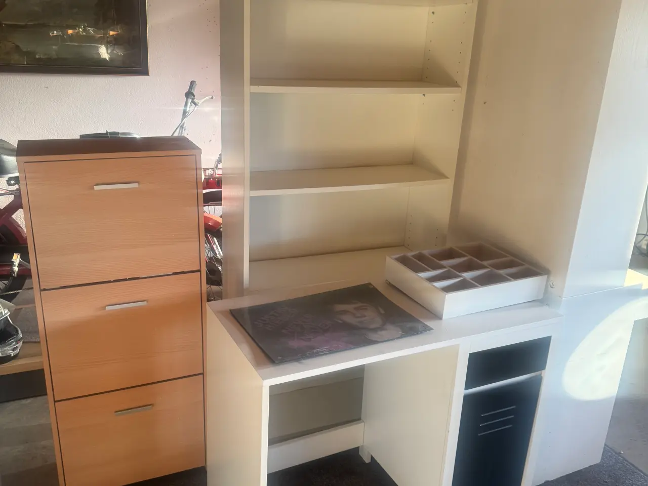Billede 8 - Ikea reol, skriveborde, skoreol, underlag mv.