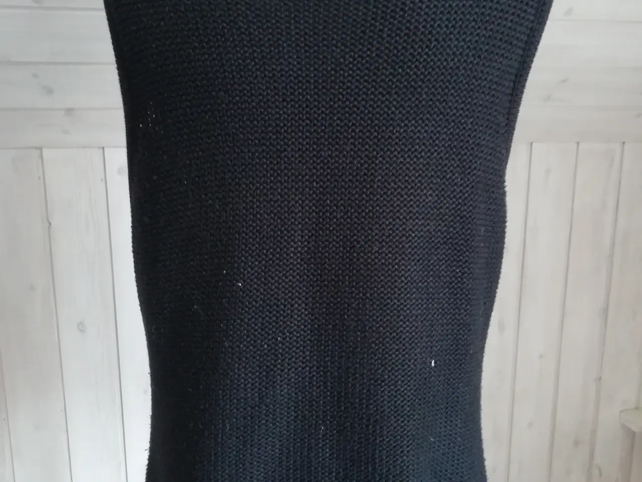 Billede 2 - Sort strikket vest med pynteknapper