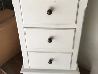 Hvidmalet kommode