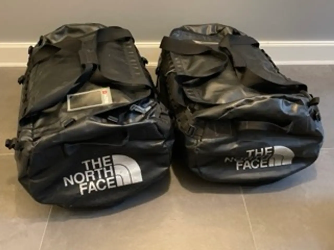 Billede 2 - 2 North Face Duffelbags, 90 L, sort, sælges