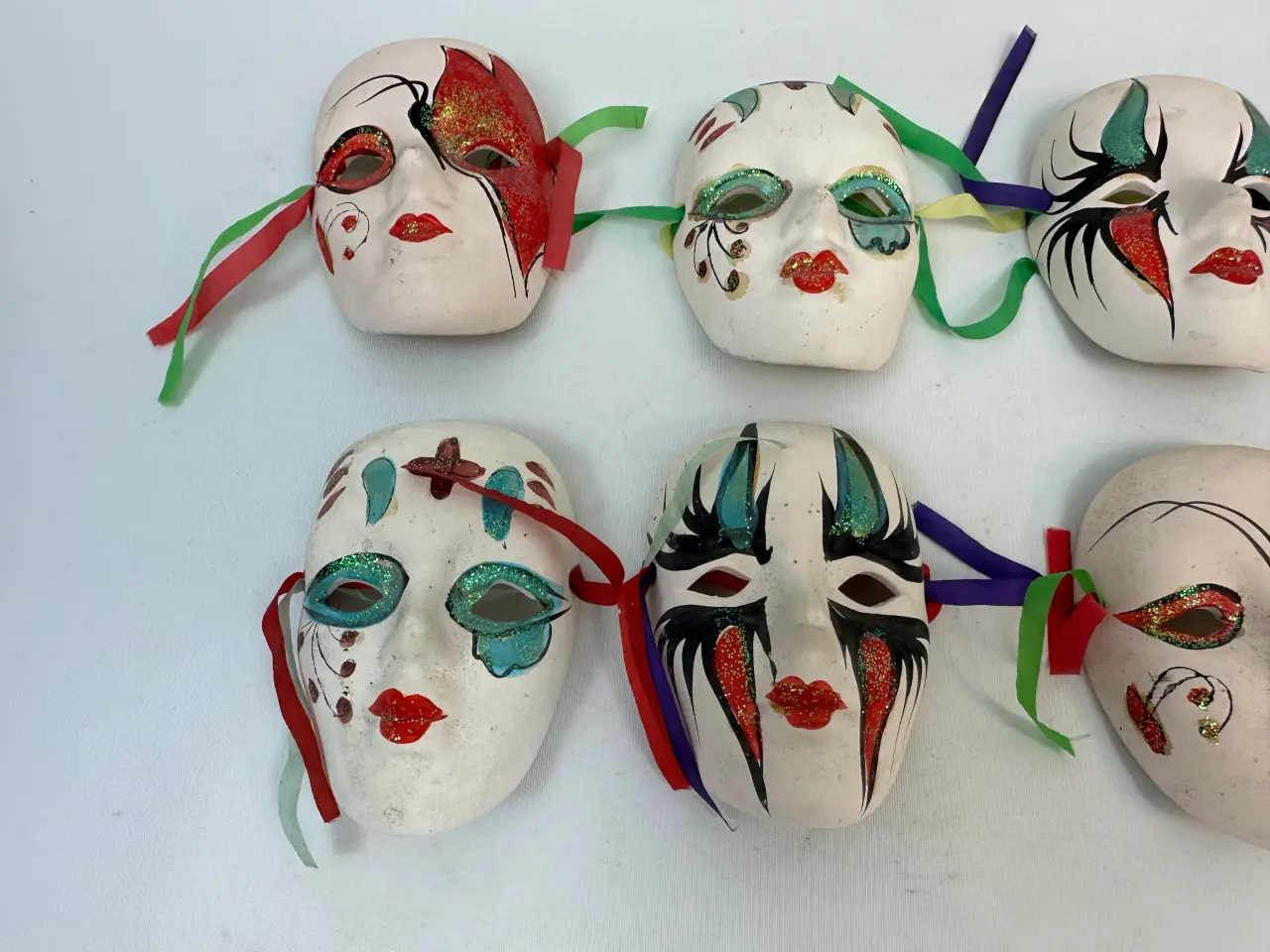 Billede 6 - 6 små masker i bemalet porcelæn
