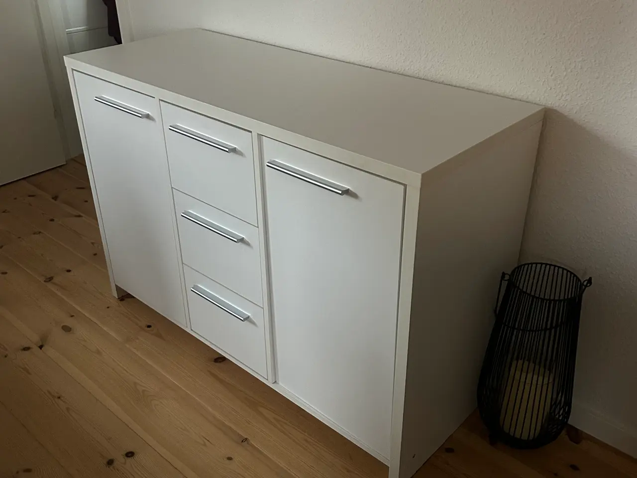 Billede 2 - Hvid skænk med 3 skuffer og 2 skabe