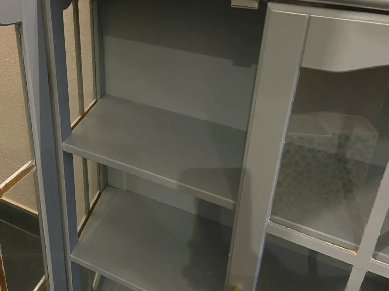 Billede 3 - Fint væghængt skab med glaslåger