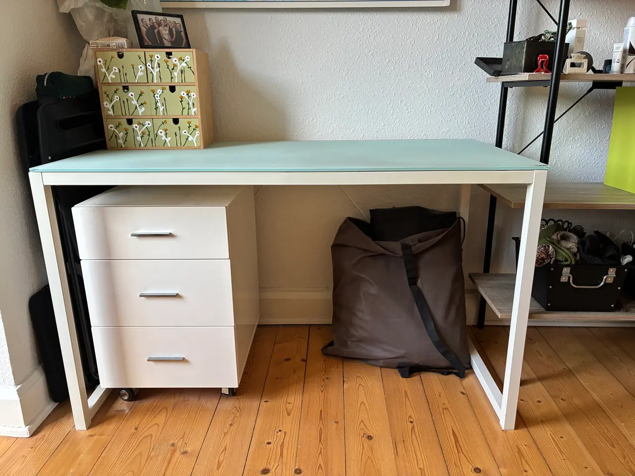 Billede 1 - Skrivebord med glasbordplade og hvide ben 