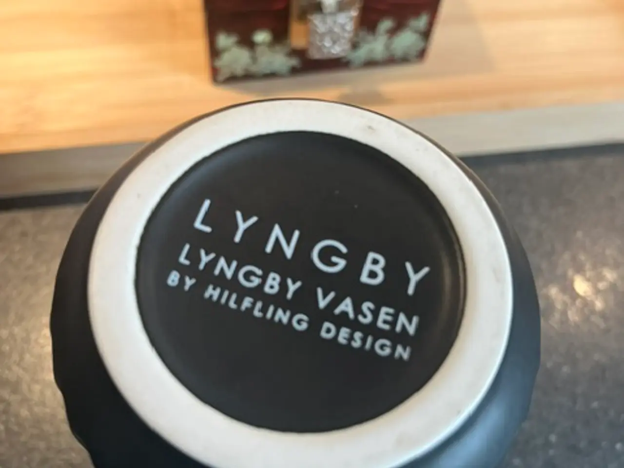 Billede 3 - Klassisk sort Lyngby vase højde 15,5 cm