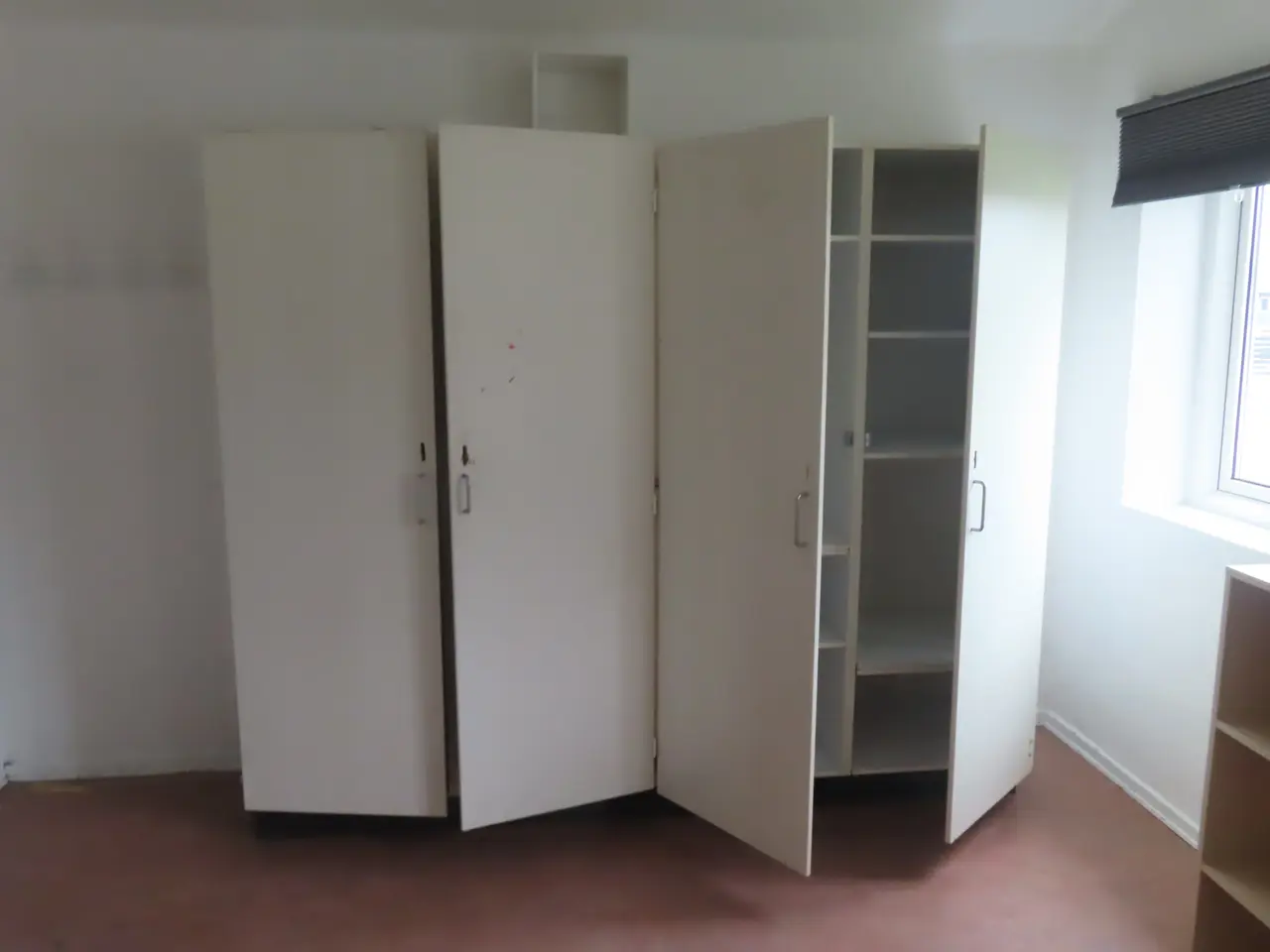 Billede 7 - Indhold på værelse af bord, køjeseng, skab mv.