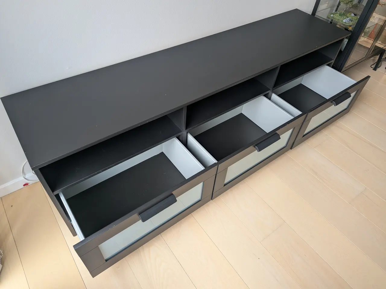 Billede 1 - Sort IKEA BRIMNES TV-bord med tre rummelige skuffe