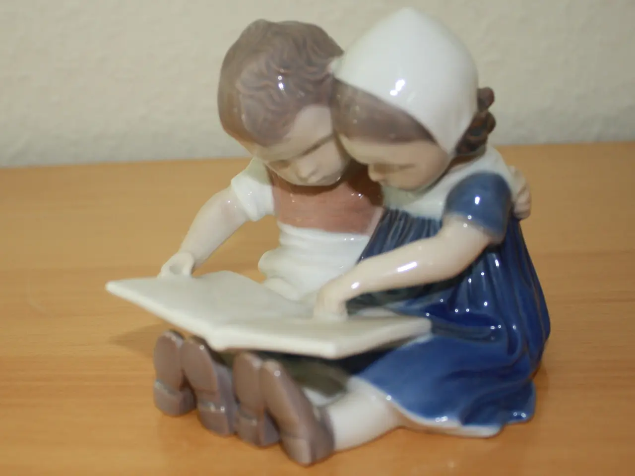 Billede 1 - Læsende børn, figur fra Bing og Grøndahl
