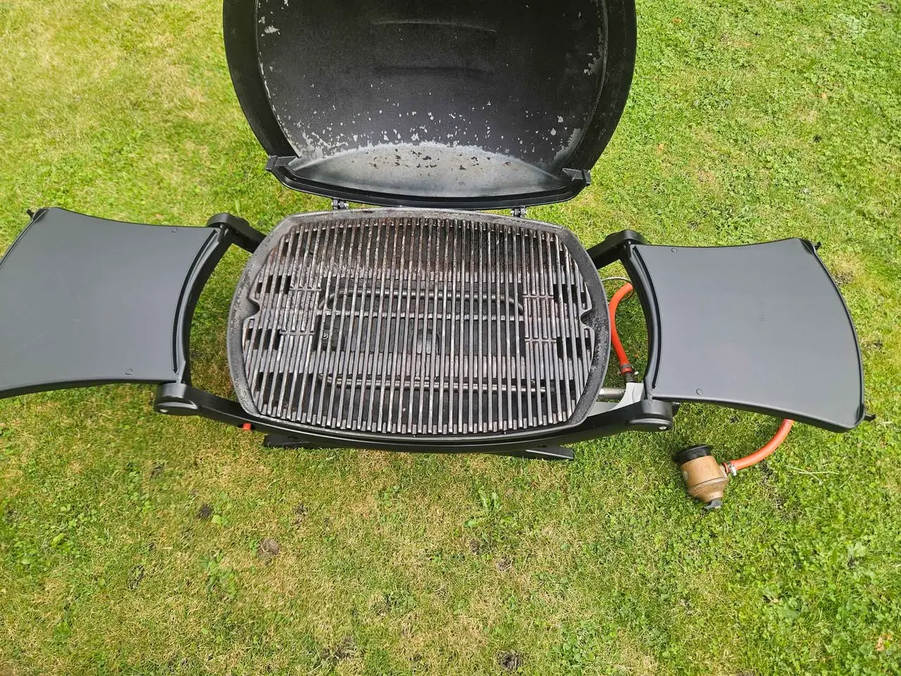 Billede 4 - Weber gasgrillQ200 , ny termometer, med sideborde