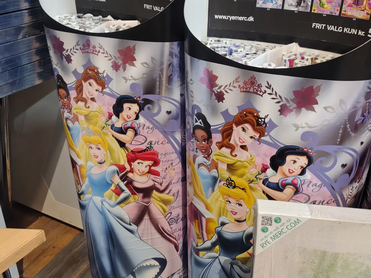Billede 2 - Ca. 500 plakater i salgsdisplays