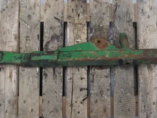 John Deere 2450 R.H. Liftarm AL26679