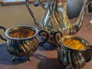Kaffekande, flødekande og sukkerskål.