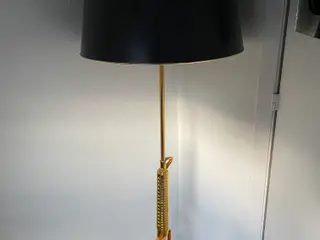 Kopi af “gevær” gulv lampe. 