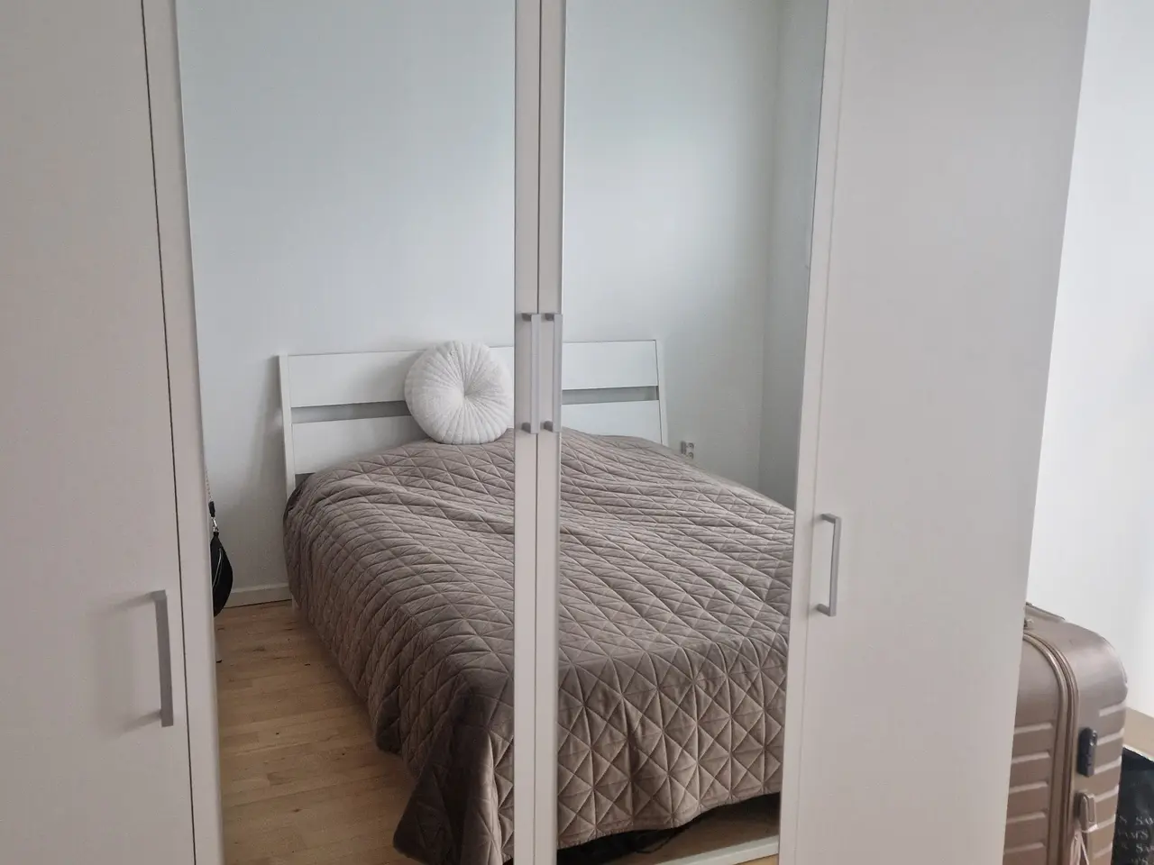Billede 1 - Hvid garderobe skab til salg