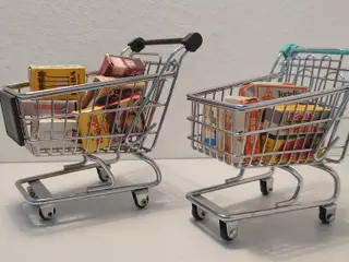 2 stk miniature indkøbsvogne med 15 varer.