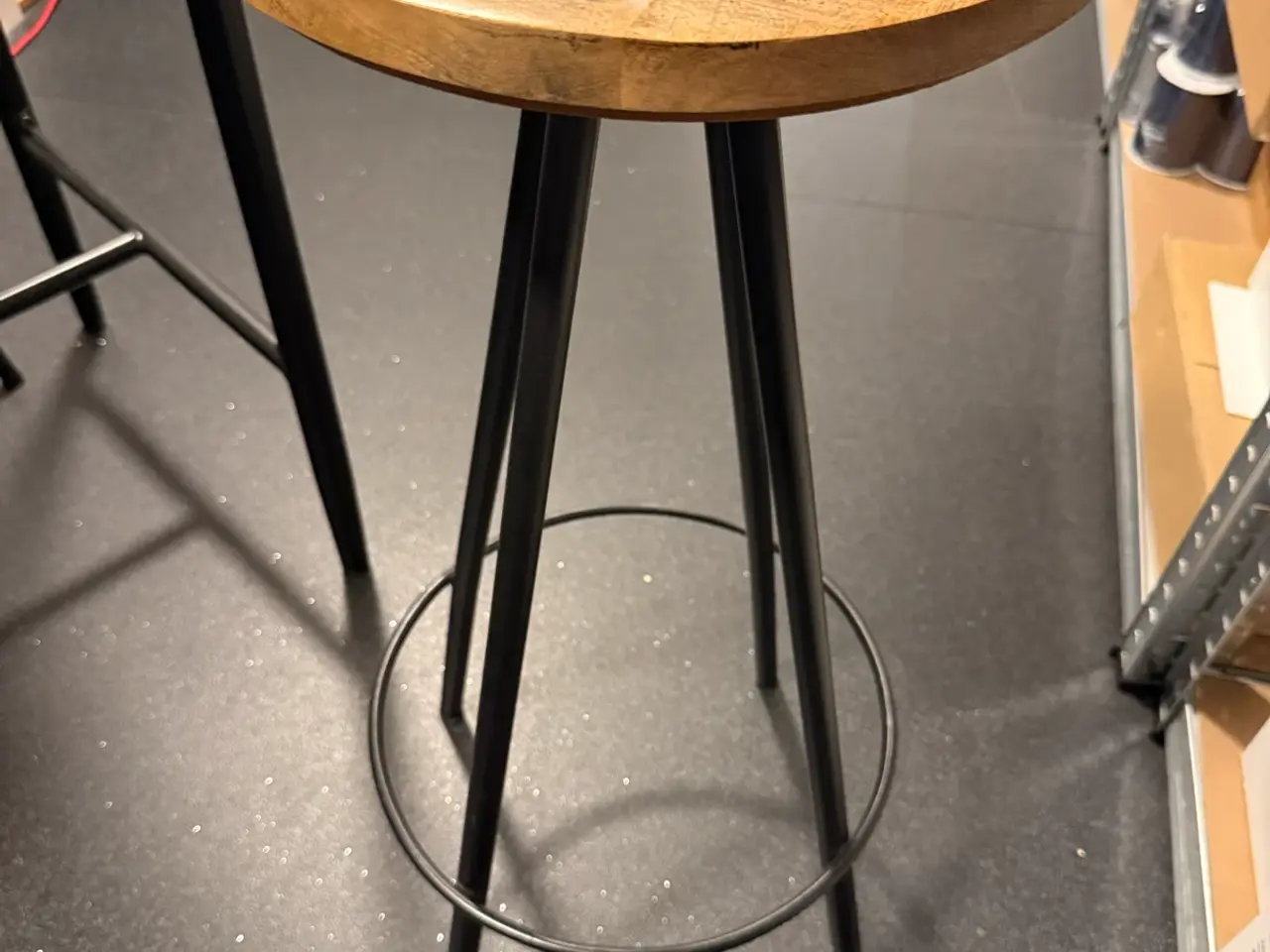 Billede 3 - Flot barbord med 4 barstole – massivt træ og sort 
