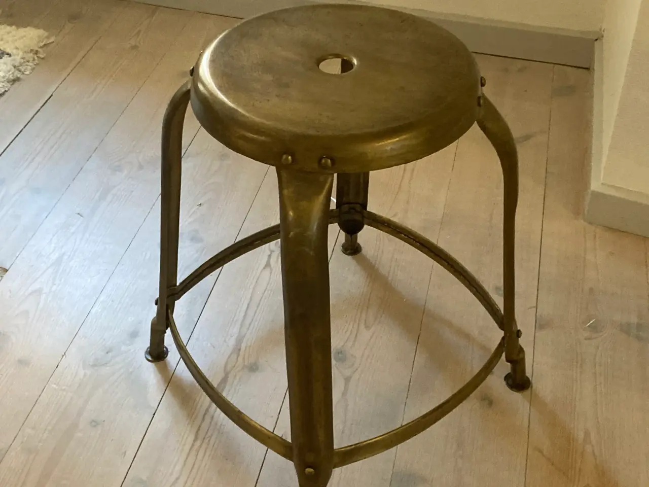 Billede 2 - Skammel/ taburet med messing finish