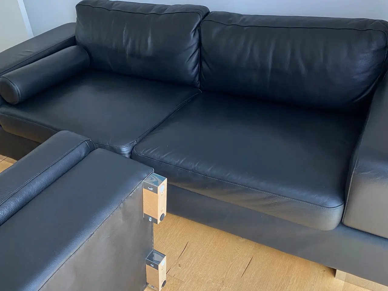 Billede 3 - Flot og komfortabel lædersofa i sort læder.