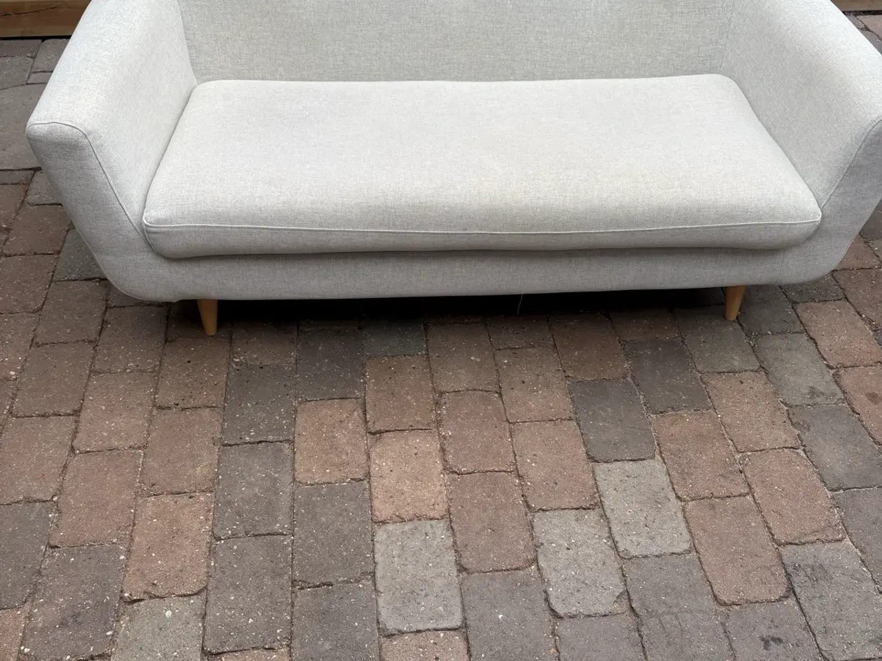 Billede 1 - Sofa i lys grå skal sælges nu kom med et bud