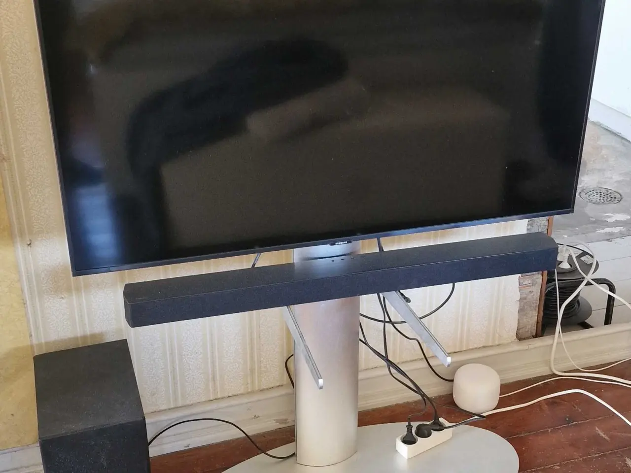 Billede 1 - TV sokkel i grå metal/plast.