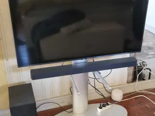 TV sokkel i grå metal/plast.