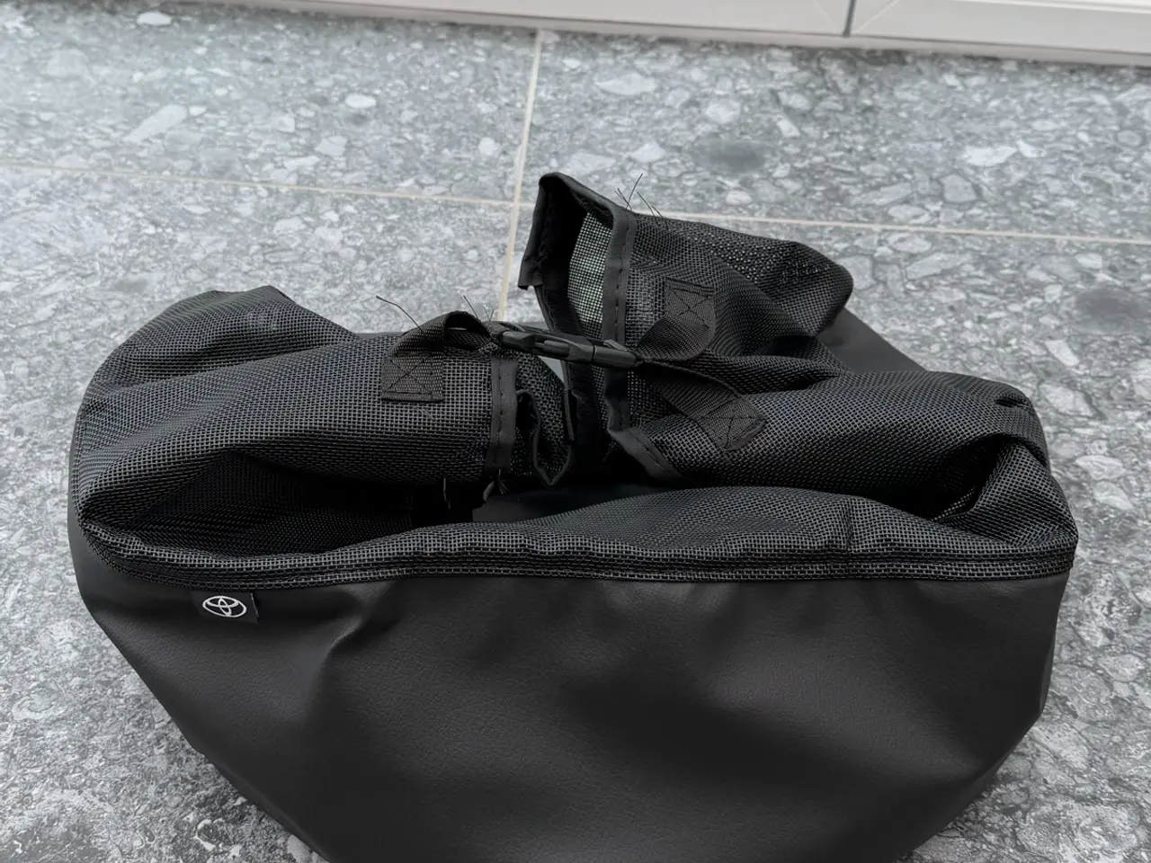 Billede 3 - Flot sort original Toyota taske til feks ladekabel