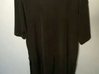 Nederdel og t-shirt